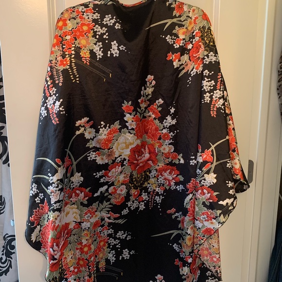 Beautiful Floral Kimono - Picture 2 of 2